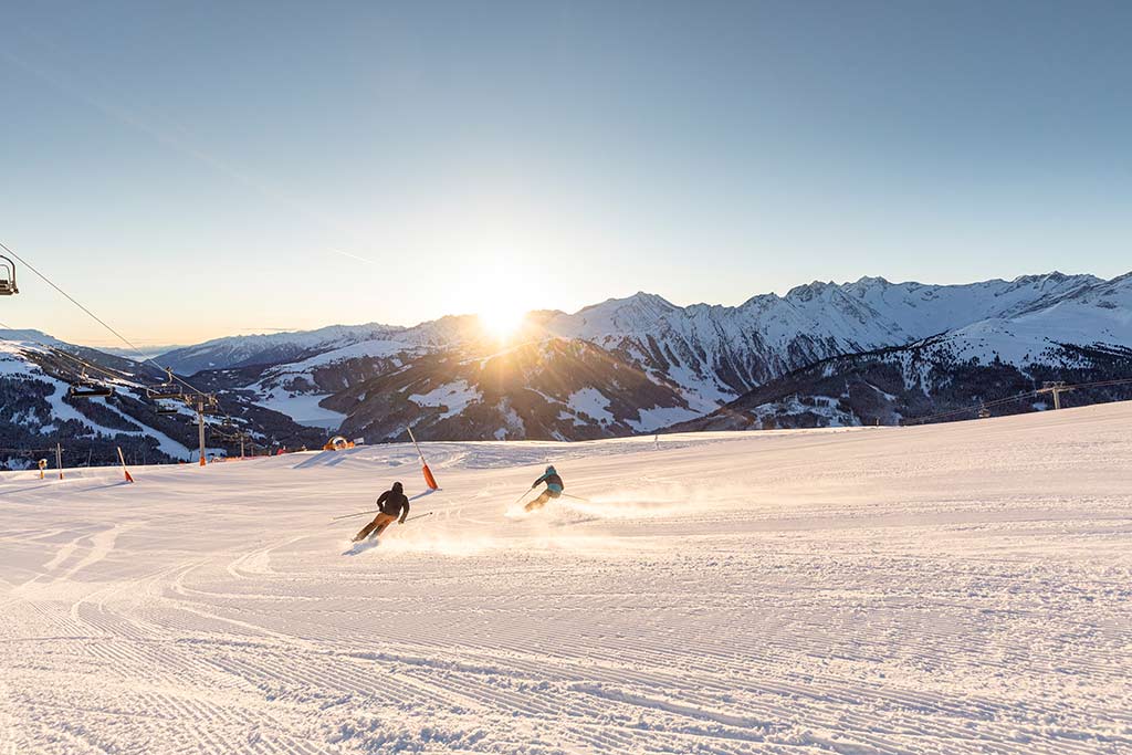 1_Skifahren-Sonnenaufgang-c-zillertal-arena-shootandstyle.jpg