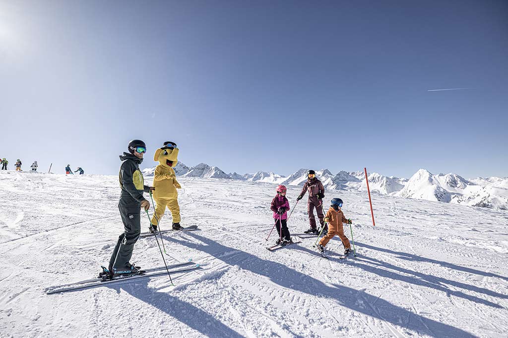 Familienskitag-mit-maskottchen-c-zillertal-arena-shootandstyle.jpg