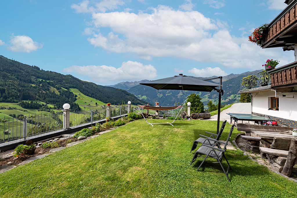 Schoesserhof_Gerlosberg_garten-liegewiese-Fotograf_Hannes_Dabernig.jpg